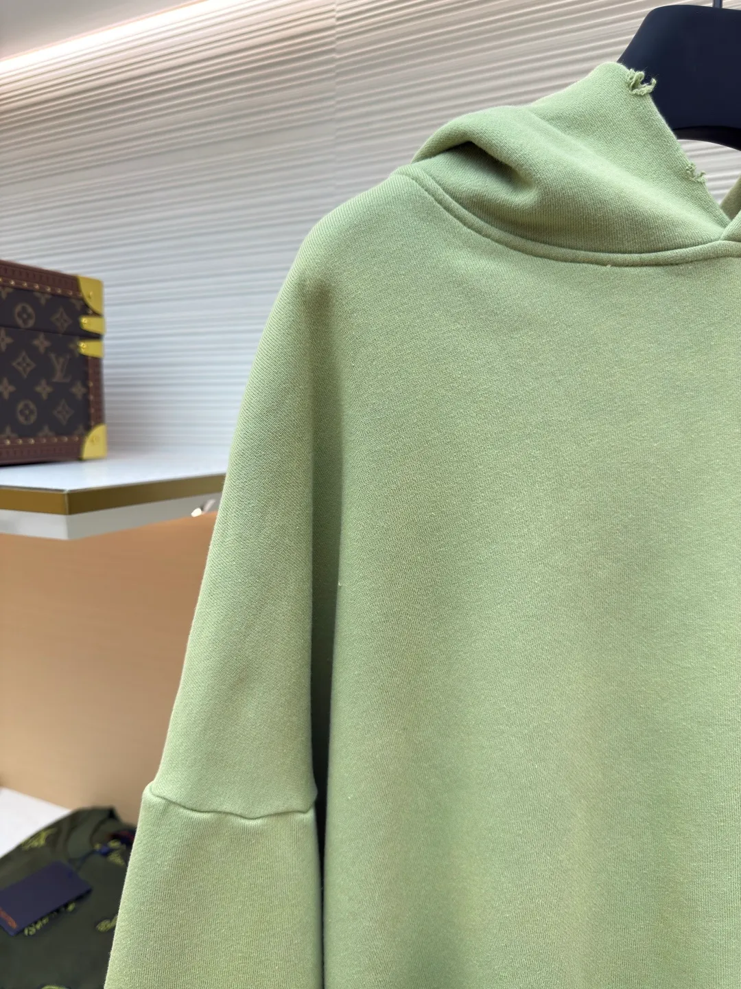 Acne Studios 1996 distressed printed hooded sweatshirt ●Item number: 1680617-A85 ●Material: pure cotton fabric ●Technology: printing production ●Version: loose fit ●Weight: about 920 grams ●Size: S-M-L-XL ●Description: The fabric is made of custom-made pure cotton, washed with distressed and dirty gradient techniques, printed on the back, and the overall wiring is straight and delicate. The fabric is comfortable and soft, with consistent colors and no color difference. It can be matched with the same style to create a fashionable look and control various occasions. Customized accessories, complete with three standards, same style for men and women!